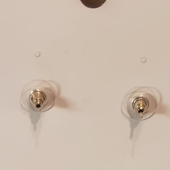 Elegant Fashion Jewelry Black & White Stud Earrings, NWT - Picture 4 of 5